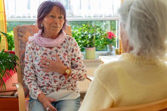 „Ich nehme mich selbst nicht so wichtig“: Eine Olbernhauerin begleitet Sterbende mit Herz - Brunhilde Illgen (l.) steht Menschen bei, die Trost und Hilfe suchen.