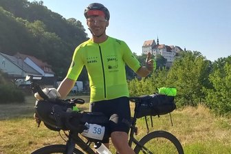 "Ich nutze den Rückenwind" - Daumen hoch und ab Richtung Skandinavien: Daniel Gottschalk kam am Sonntag und Montag durch das Muldental. Er startete in der Rochlitzer Heimat und machte in der Colditzer Haingasse kurz halt für ein Foto.