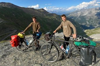 „Ich persönlich finde Auto fahren zu langweilig“: Zwickauer fahren mit dem Fahrrad nach Budapest - Lukas Büßert (l.) und Oskar Bauer (r.) auf dem Stilfser Joch in Südtirol.
