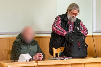 „Ich schäme mich zutiefst dafür“: Stadtrat aus dem Erzgebirge wegen Kinderpornografie verurteilt - Der angeklagte Stadtrat (links) mit seinem Rechtsanwalt während der Verhandlung am Amtsgericht Marienberg.