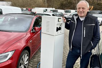 „Ich schwimme lieber hinter der Welle“ – Warum Westsachsens E-Auto-Pionier keine schnelle Trendwende erwartet - Frank Demmler, Autohändler in Wilkau-Haßlau, setzt auf E-Autos, seit vor zehn Jahren das „Schaufenster Elektromobilität“ eröffnet wurde. Warum Demmlers Einschätzung der Lage zurückhaltend ausfällt.