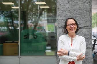 „Ich stehe gern da, wo Brüche sind“: Warum eine Gräfin hinter dem Marx-Kopf politische Bildung machen will - Christine Gräfin von Brühl vor dem Projektbüro der Sächsischen Landeszentrale für politische Bildung in Chemnitz.