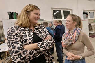 „Ich trage mein Dorf im Herzen“: Junge Zwickauer wegen unsicherer Perspektive zwischen Bleiben und Gehen - Elina Görler (r.) nutzt die Einwohnerversammlung in Oberrothenbach, um OB Constance Arndt auf die Sorgen und Probleme junger Zwickauer aufmerksam zu machen.