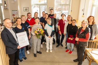 „Ich war in ein tiefes Loch gestürzt“: Wie sich ein Hotel im Erzgebirge für Inklusion einsetzt - Thomas Kadenbach und Katja Seifert (links im Bild) wurden stellvertretend für das Team des Inklusionshotels mit dem Inklusionszertifikat der Bundesagentur für Arbeit ausgezeichnet.