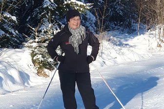 „Ich war völlig geplättet“: Vogtländerin beobachtet Wölfe vorm Wohnzimmerfenster - Sommer wie Winter: Wanderführerin Dolores Weck aus Muldenhammer ist oft in der Natur unterwegs - in dieser Jahreszeit am liebsten auf Skiern.