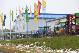 „Ich weiß von nichts“: Traktordiebstahl von Niederschöna vor Gericht - Vom Gelände der Agrartechnik Sachsen in Niederschöna war im August 2025 ein Traktor im Wert von 69.000 Euro gestohlen worden.