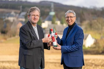 „Ich werde den Schlüssel nicht einfach umdrehen“: Seiffener Traditionsfirma in neue Hände übergeben - Mit einem Engel übergibt Matthias Schalling (rechts) symbolisch seine Firma an Andreas Bilz, Vorstand der Seiffener Volkskunst.