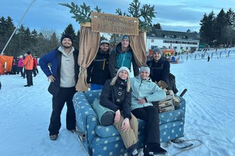„Ich werde leiden“ – Vom Fichtelberg, den in dieser einen Nacht mancher einfach nur hasst - Ein eingeschworenes Team von 45 Helfern unterstützt Steigfellmetzelei-Boss Martin Lützendorf beim Event, das den Fichtelberg viel viel höher erscheinen lässt. Im Bild ein Teil der Helfer, mit ihrer chilligen Station beim Start.