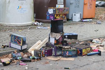 „Ich will aber!“ Warum Knallfreunde keine guten Argumente mehr für private Feuerwerks-Exzesse haben - Reste von abgebrannten Feuerwerkskörpern: Viel Schaden, wenig Nutzen und kaum noch Akzeptanz?