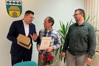 „Ich will das nicht noch einmal aufwärmen“: Bürgermeister aus dem Vogtland wird verabschiedet - Landrat Thomas Hennig (l.) und Christopher Groß verabschieden Triebels Bürgermeister Udo Seeger.