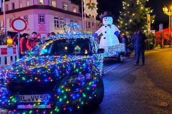 „Ich will den Leuten ein Lächeln entlocken“ – Lichterauto zieht rund um Rochlitz die Blicke auf sich - Das Lichterauto mit Anhänger von Christian Wagner auf dem Weihnachtsmarkt in Penig.