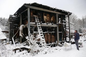 „Ich will mein Leben zurück“: Brandopfer aus dem Erzgebirge darf dank großer Unterstützung auf Neustart hoffen - Heiko Schilling steht vor seinem abgebrannten Haus im Drebacher Ortsteil Wilischthal.