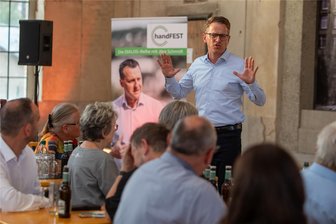 „Ich will nicht lebenslänglich Politiker sein, ich will wieder in die Wirtschaft zurück“: CDU-Generalsekretär Carsten Linnemann zu Gast in Plauen - CDU-Generalsekretär Carsten Linnemann bei der Wahlkampfveranstaltung im Plauener Industriepavillon.