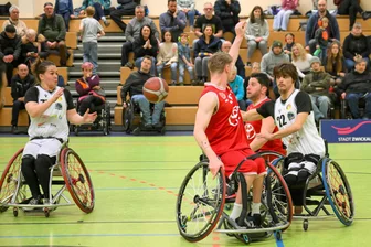 „Ich will nicht sehen, dass hier irgendjemand extrem traurig ist“: RB Zwickau fehlt für den Heimsieg das Quäntchen Glück - Die Spielzüge klappten: Hier fängt Helen Freeman (links) einen Pass von Garrett Ostepchuk.