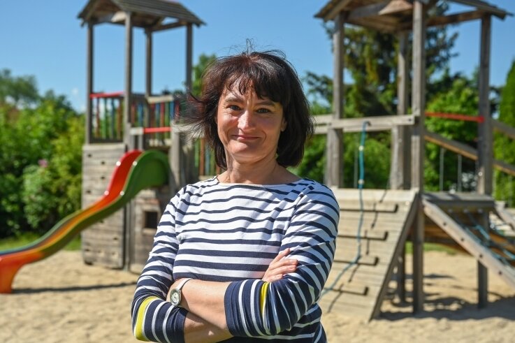 "Ich will Taura unabhängiger und finanziell sicherer machen" - Anja Beck-Großöhme steht auf dem Spielplatz vor Grundschule und Kita in Köthensdorf. Auf Wahlkampfauftritte verzichtet sie bewusst. 