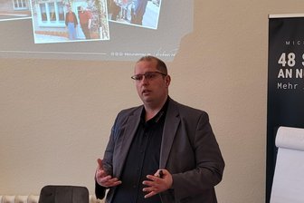 „Ich wollte der überflüssigste Mitarbeiter meiner Firma sein“: Wie ein Unternehmer sein Leben wieder in den Griff bekam - Michael Täubert während seiner Lesung im Lichtentanner Bürgerhaus.