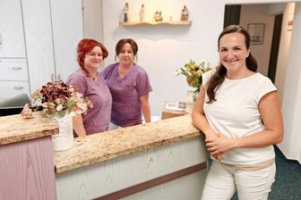 „Ich wollte gern etwas Praktisches tun“: Neue Frauenärztin übernimmt Praxis im Erzgebirge - Mit den Schwestern Doreen und Kirsti bildet MUDr. Jana Dorňáková ein Team (v. l.).