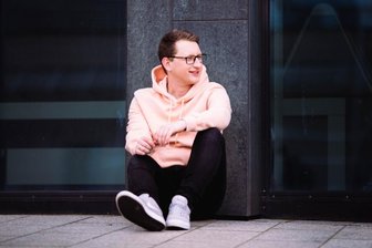 "Ich wollte immer über die wichtigen Themen nachdenken" - Für ein Konzert in der Strobel-Mühle kehrt Samuel Rösch an den Ort seiner Hochzeit zurück. 