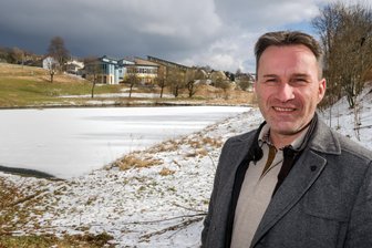 "Ich wünsche mir einen Bürokratieabbau" - Das Foto zeigt Martin Wittig am alten Freibad unterhalb des 2002 geschlossenen Spaßbades in Seiffen. An dieser Stelle soll in diesem Jahr ein Regenrückhaltebecken entstehen. Es ist eines der größern Projekte, die sich die Kommune 2018 vorgenommen hat.