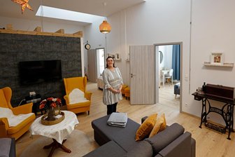 „Ich würde es nicht noch einmal machen“: Wie eine Westsächsin einen alten Gasthof saniert hat - Bianca Hofmann in einer der großzügigen Gästewohnungen.