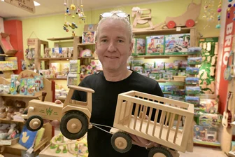 „Ich würde mich nie verbiegen“: Baumhaus als Zwickaus einziger Spielzeugladen setzt seit 25 Jahren auf Erfolgsgeheimnis - Mit Holzspielzeug hat Baumhaus-Inhaber Kai Pinkert angefangen. Bis heute ein Dauerbrenner. Doch das ist nicht längst alles, wofür das Baumhaus steht.
