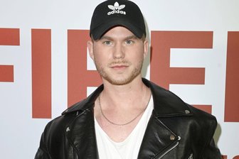 "Ich wurde geschlagen, bespuckt und beleidigt": Dieser Ex-Leipziger Sänger will jetzt zum Eurovision Song Contest - John Riot bei der Premiere des Kinofilms Firebird im Zoo Palast Berlin im Mai 2022.