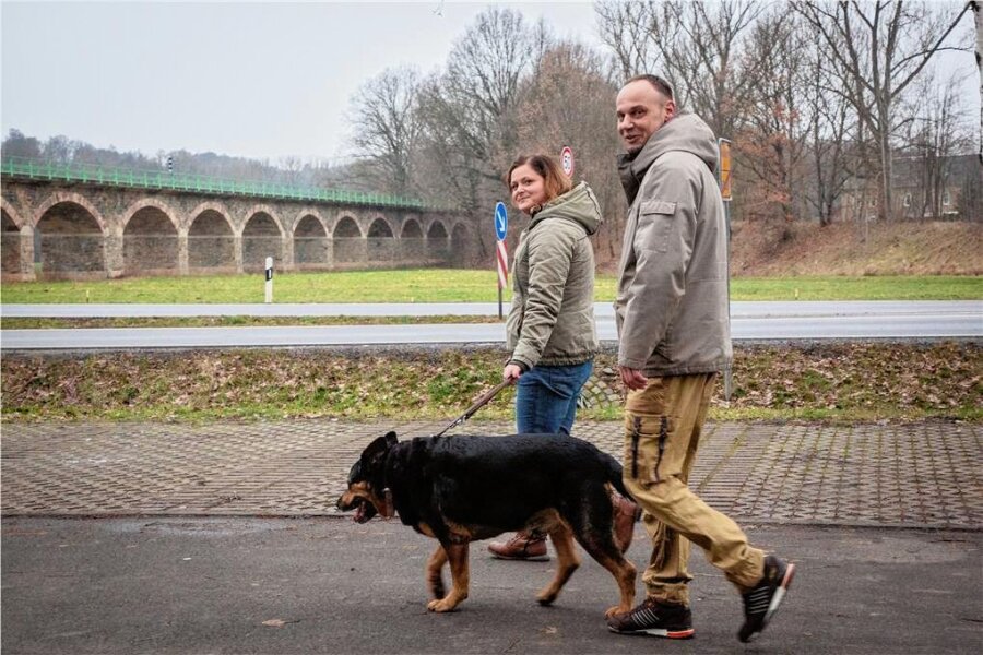 "Ich wusste gar nicht, dass es Braunsdorf überhaupt gibt": Wie ein Chemnitzer vor der Haustür eine neue Heimat entdeckt - Philipp und Kristina Schieck gehen mit ihrem Hund Barney gerne im Zschopautal spazieren. Als echte Braunsdorfer sind sie stolz auf das Viadukt, über das die City-Bahn nach Chemnitz fährt. 