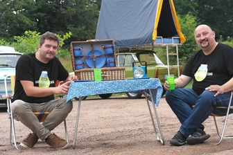 Idee aus Zettlitz: Reisen mit dem Trabi wie zu DDR-Zeiten - Christian Konradt (l.) und Sebastian Mai eröffneten im Mai ein Unternehmen, das Fahrzeuge der Marke Trabant vermietet. Dazu noch jede Menge Campingzubehör aus DDR-Zeiten.