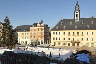 Idee: Eis-Arena im Zentrum Limbach-Oberfrohnas - Auf dem Marktplatz in Annaberg-Buchholz wird seit mehreren Jahren im Winter eine Eisbahn aufgebaut.