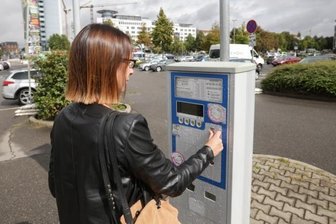 Idee für die Innenstadt: Parkticket soll zum Gutschein werden - Künftig mit "Brötchentaste" und Extra-Beleg zur Erstattung beim Händler? Geht es nach der größten Stadtratsfraktion, sollen die städtischen Parkautomaten aufgerüstet werden. Die Stellplätze an der Johanniskirche (Foto) stehen allerdings grundsätzlich zur Disposition. Das Areal soll bebaut werden.