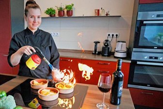 Idee kam auf dem Kreuzfahrtschiff: Plauenerin gibt Dating-Kochkurse - Stefanie Ludwig ist für ihren Beruf Feuer und Flamme. In ihrer Kocherlebnis-Welt an der Plauener Chamissostraße bietet sie regelmäßig Kochkurse an.