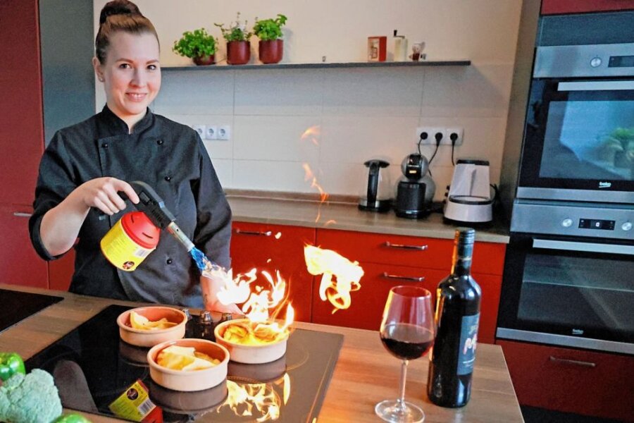 Idee kam auf dem Kreuzfahrtschiff: Plauenerin gibt Dating-Kochkurse - Stefanie Ludwig ist für ihren Beruf Feuer und Flamme. In ihrer Kocherlebnis-Welt an der Plauener Chamissostraße bietet sie regelmäßig Kochkurse an. 