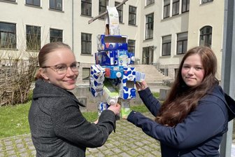 Idee mit leeren Milchkartons bringt Eibenstocker Schule Preis - Adrienne Schäffner (links) und Amy Eck gehören zu den Eibenstocker Oberschülern, die aus leeren Milchkartons Futterhäuschen gebastelt haben.