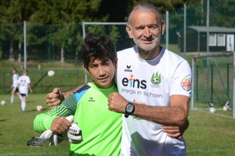 Idee wird zur Erfolgsgeschichte - Bärenstark: Mohamed Nazari (links) trainierte in der vergangenen Woche mit der Torhütergruppe bei Tomislav Piplica, dem Torwarttrainer des Drittligisten FC Erzgebirge Aue. Der Bosnier spielte unter anderen für NK Zagreb, NK Istra Pula, Energie Cottbus sowie die National-Auswahl von Bosnien-Herzegowina (2001-2009).