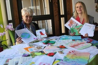 Ideen aus dem Erzgebirge sind spitze - Patricia Smolka (links) und Anja Pfeifer vom Oederaner Hospizverein haben sich in der Aktion "Ein Lächeln schenken" über die vielen Briefe an Senioren gefreut, die sie täglich erreicht haben. Das Projekt hat beim Ideenwettbewerb einen Preis gewonnen. 