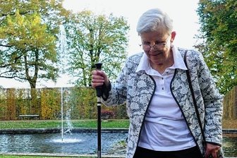 Ideen für den Schlosspark - Uta Weber vor den Fontänen im Schlosspark Lichtenwalde. Sie ist recht gut zu Fuß, doch Treppen ohne Geländer machen es ihr schwer. 