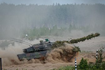 Ideen für neue Wehrpflicht: „Assessment“ statt Musterung - Ein Leopard-2-Kampfpanzer der Bundeswehr bei einer Nato-Übung Ende Mai in Litauen. Die Politik diskutiert über eine Neuauflage der 2011 ausgesetzten Wehrpflicht. Ein erster Entwurf für ein Gesetz deutet an, wie das Ganze aussehen könnte.