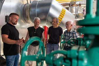 Ideen für Rochlitz: Kommt die Fernwärme bald aus der Mulde? - Mit einem Festakt und einem Tag der offenen Tür wurde am Mittwoch das 30-jährige Bestehen der Energieversorgung Rochlitz GmbH am Mönchswinkel gefeiert. Mitarbeiter Eric Bott (l.) informierte Besucher bei einer Führung durch das Heizhaus. 