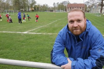 Ideen für zentralen Sportkomplex - Markus Kolbe vom Turnverein Vater Jahn auf dem Vater-Jahn-Sportplatz in Burgstädt. Nach den Plänen der Stadtverwaltung könnte dort ein Kunstrasenplatz gebaut werden. Es gibt aber weitere Vorschläge.
