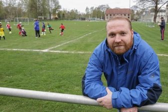 Ideen für zentralen Sportkomplex - Markus Kolbe vom Turnverein Vater Jahn auf dem Vater-Jahn-Sportplatz in Burgstädt. Nach den Plänen der Stadtverwaltung könnte dort ein Kunstrasenplatz gebaut werden. Es gibt aber weitere Vorschläge.