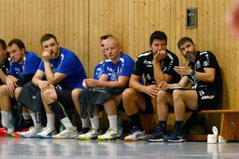 Ideenlos und harmlos: HC Glauchau/Meerane kassiert gegen Pirna eine historische Heimpleite - Betretene Gesichter auf der HC-Bank: Co-Trainer Oliver Pflug (rechts) und Trainer David Kylisek hatten im Spiel gegen Pirna/Heidenau großen Redebedarf.