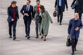 "Ideenreichtum, Schlafmangel": Der endlose Koalitionsausschuss - Nach durchverhandelter Nacht auf dem Weg nach Rotterdam (v.l.): Wirtschaftsminister Robert Habeck, Verkehrsminister Volker Wissing, Justizminister Marco Buschmann, Außenministerin Annalena Baerbock sowie Bundeskanzler Olaf Scholz.