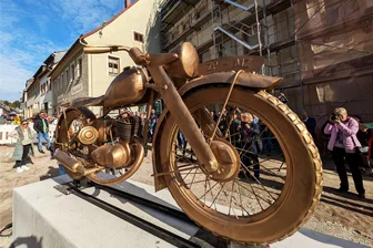 Ideenwerkstatt will Motorradstadt Zschopau mit Projekten beleben - Die golden schimmernde RT 125 erweist sich vor dem Zschopauer Stadtcafé als echter Hingucker.