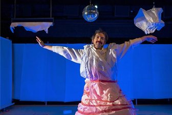 Identitäts-Stück "Disco: Von der Annehmlichkeit, die freie Wahl zu haben - Der Junge (Tobias Eisenkrämer) gefällt sich in seiner Rolle als Discoqueen.