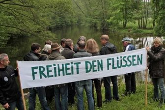 Ideologisches Scharmützel am Flussufer - An dem Wehr in Nennigmühle wird zwar das Wasser der Flöha angestaut und in den Mühlgraben für das Wasserkraftwerk abgezweigt. Eine Fischtreppe fand sich aber nirgends.