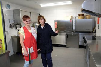Idyll im Vogtland: Schullandheim Limbach für 900.000 Euro saniert - Awo-Geschäftsführerin Marion Lange (r.) mit Annett Petzold in der neu gestalteten und modern ausgestatteten Küche des Schullandheims Limbach.