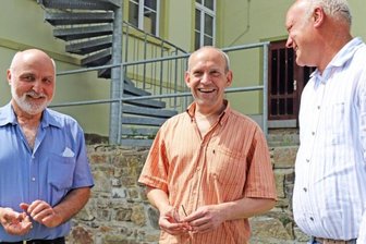 Idyll in Zethau ist zurück - Zufrieden mit der Renaturierung: Christoph Weidensdorfer, Holger Schön und Marco Breiding (v.l.) trafen sich an der Grünen Schule grenzenlos in Zethau. 