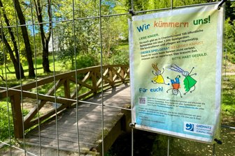 Idyllischer Chemnitzer Foto-Spot zerstört: Was wird aus der kleinen Holzbrücke am Stadtpark? - Ein Bauzaun, der vor kurzem noch an einem kaputten Spielplatz stand, sichert nun die Brücke.