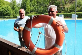 Idyllischer Platz für Ruhesuchende - Der Betreiber des Falkenauer Freibades, Thomas Schäfer (r.), kann auf Schwimmmeister Frank Harnisch (l.) bauen. 