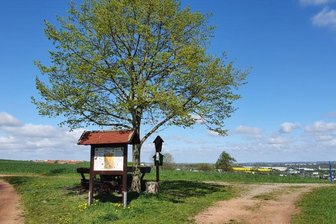Idyllischer Rastplatz mit Blick ins Land - Ob das Wetter für eine Pfingstwanderung auch so schön wird?